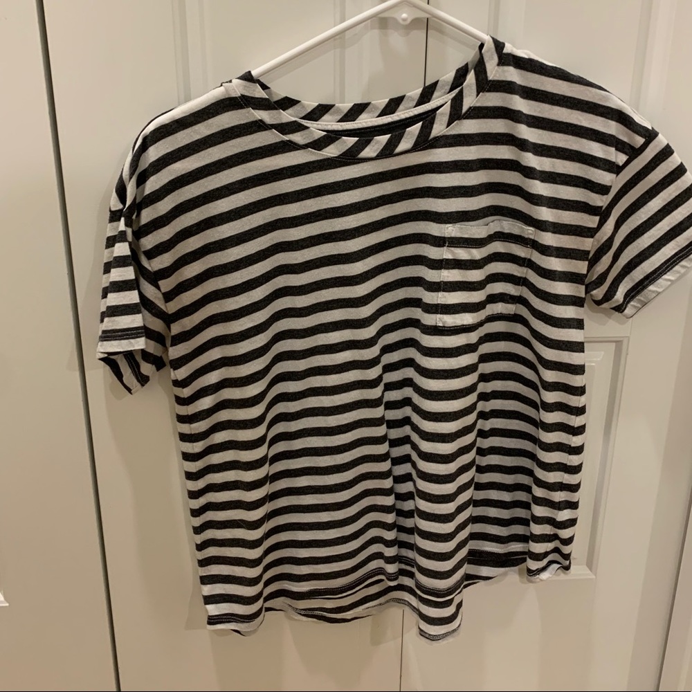 dark grey/ white striped tee cropped